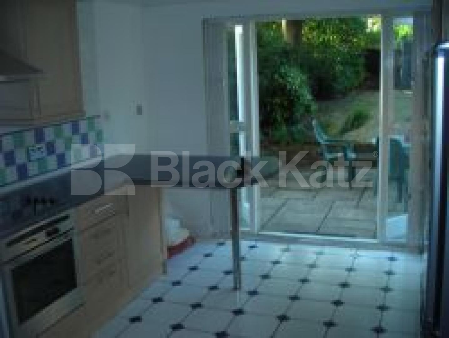 			VIEWINGS ESSENTIAL!, 2 Bedroom, 1 bath, 1 reception Flat			 Hartham Road, CAMDEN BORDERS N7